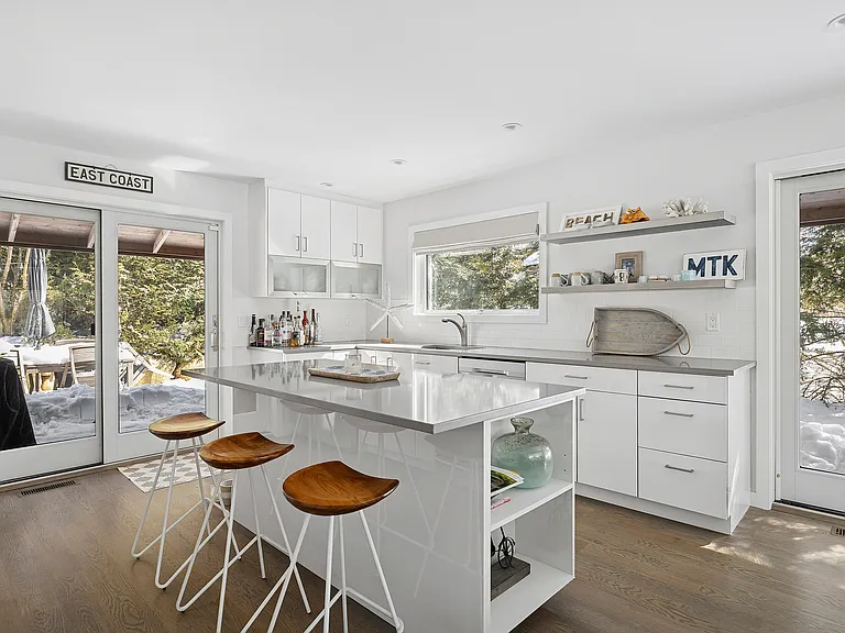 16 Roosevelt Rd — Photo 5
