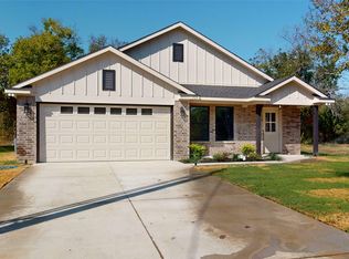 705 Cedar St, Cleburne, TX 76031