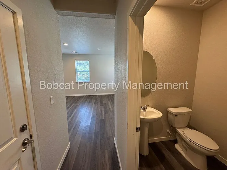914 Garden Ct — Photo 8