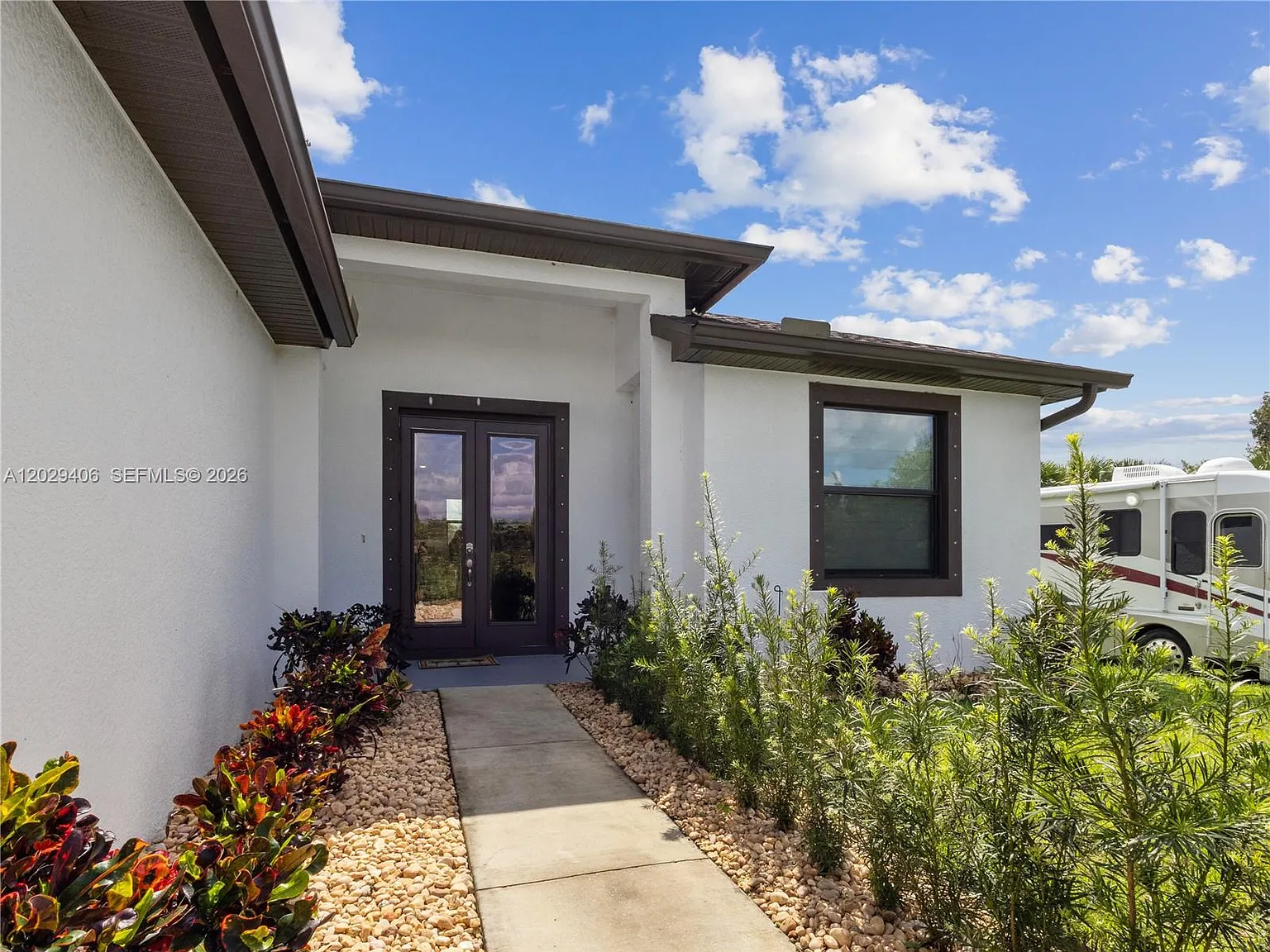 3 bed, 2.0 bath, 1300 sqft, $2,500 — Photo 3
