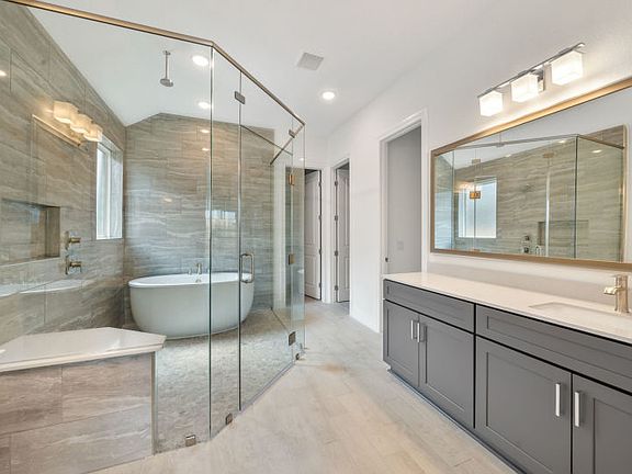 Luxurious Owner s Bath