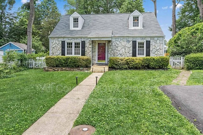 7312 Poplar Ct