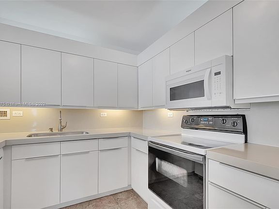 4th image of 2301 Collins Ave #Penthouse 8