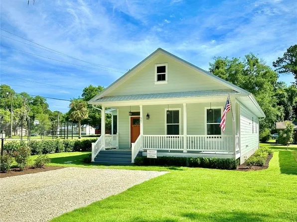 907 Wayne St, Darien, GA 31305