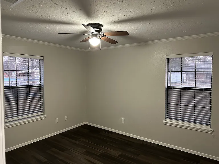 406 E Hunt St — Photo 10