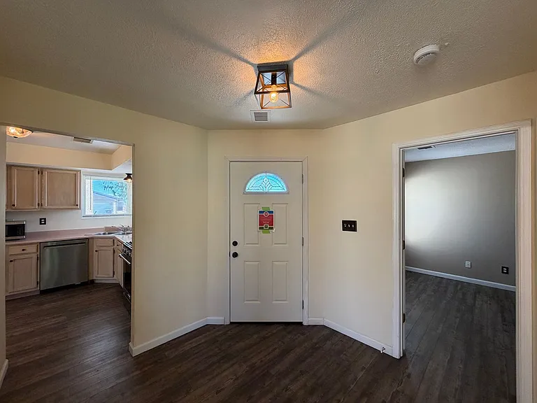 1941 Lee Loop NE — Photo 4