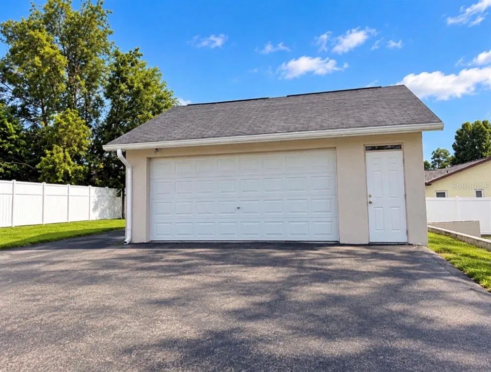 3 bed, 2.0 bath, 1442 sqft, $1,795 — Photo 2