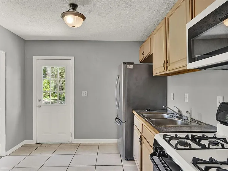 1220 Morin St #B — Photo 6