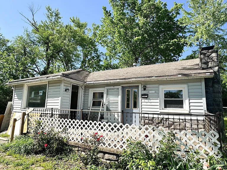 4129 Kedzie Ave — Photo 1
