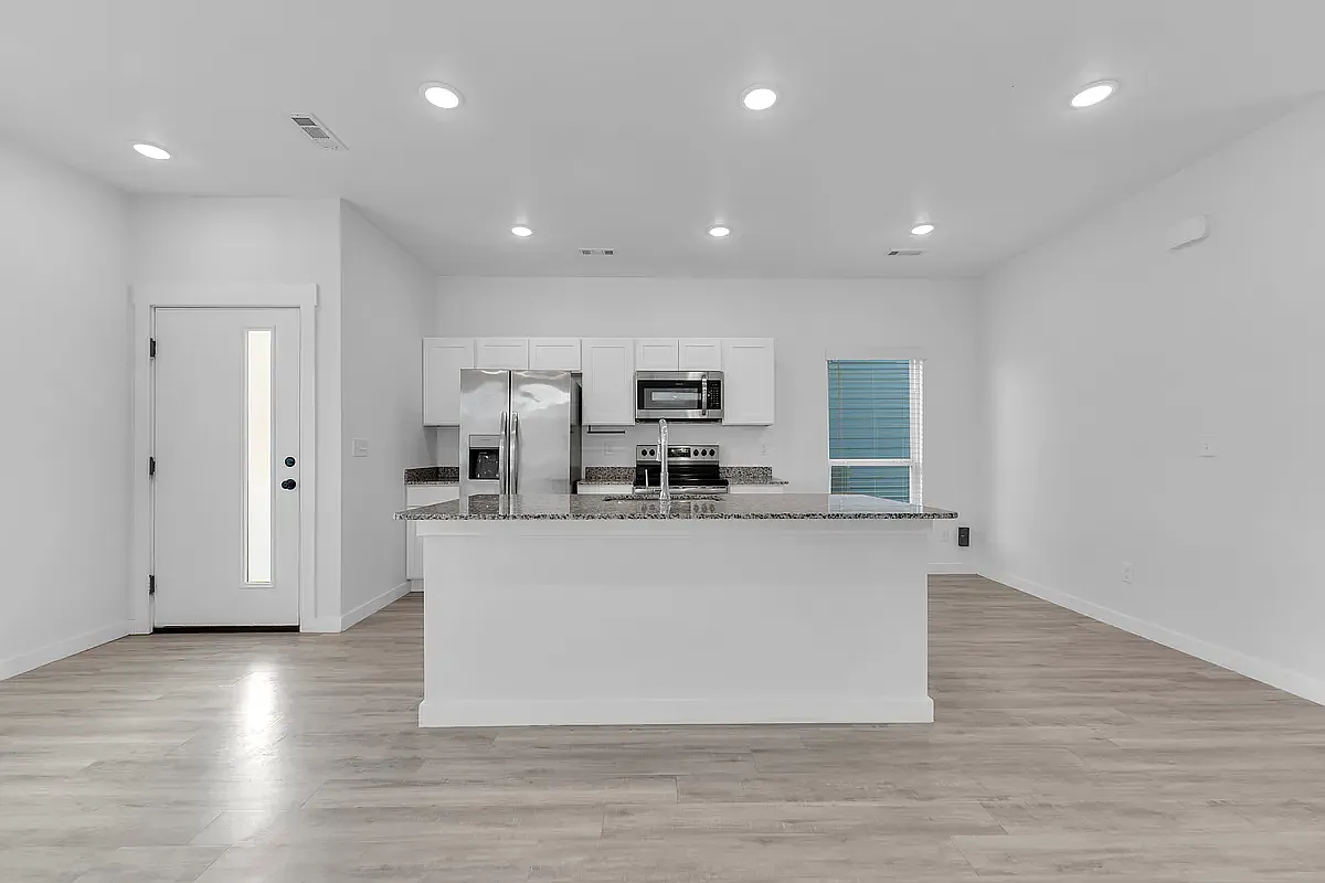 3 bed, 1100 sqft, $1,700 — Photo 4