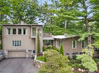 1 Driftway St, Roseland, NJ 07068