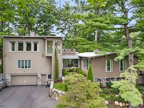 1 Driftway St, Roseland Boro, NJ 07068