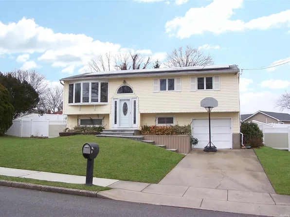 4 Willow Street, Selden, NY 11784