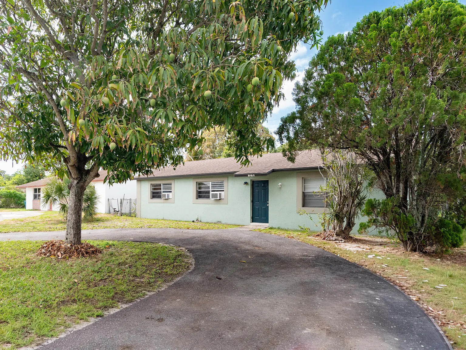 3 bed, 1.0 bath, 1296 sqft, $2,500 — Photo 2