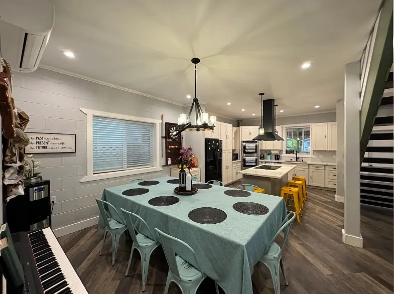 5 bed, 3.5 bath, 2200 sqft, $6,500 — Photo 3