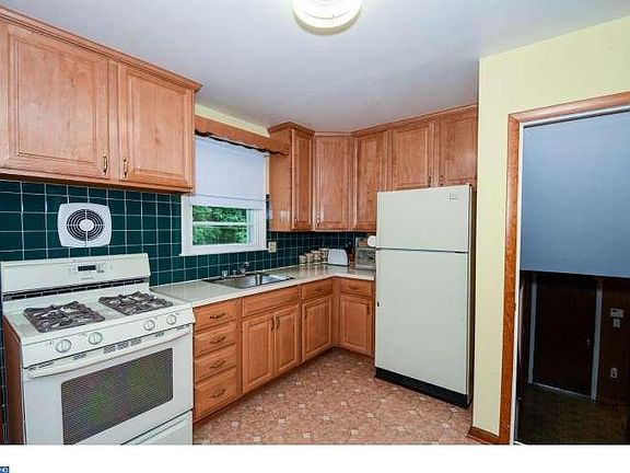 5th image of 2827 E Oakland Dr