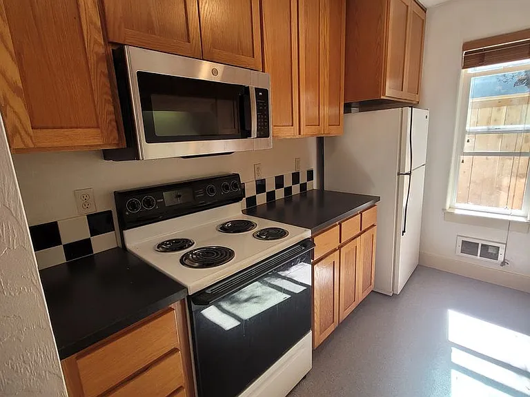 1512 Lincoln St — Photo 3