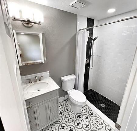 4th image of 271 NW Archer Ave