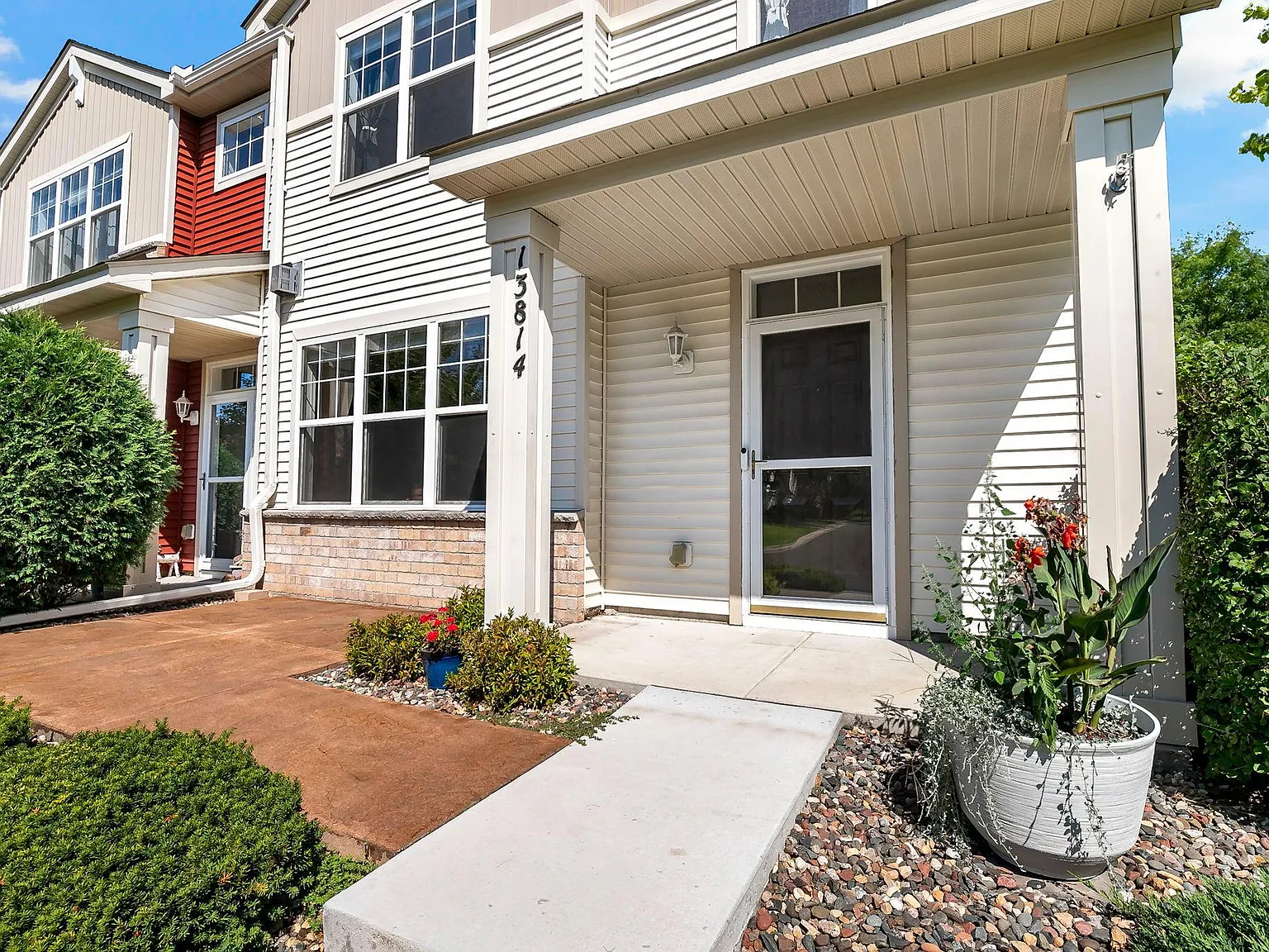 3 bed, 2.5 bath, 2015 sqft, $2,850 — Photo 1