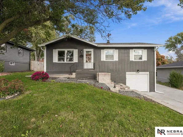 8222 Gold St, Omaha, NE 68124