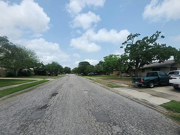 4th image of 825 Crestview Dr