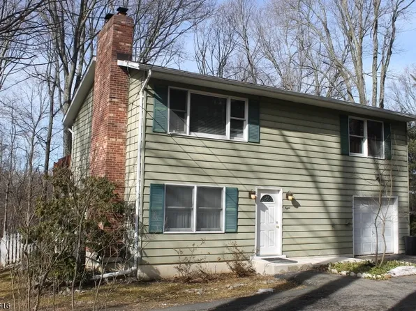 8 Under Rock Rd, Sparta, NJ 07871