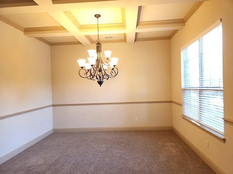 1016 Taylor Dr — Photo 2