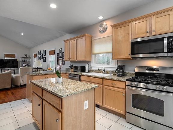 3rd image of 5 Hazelton Ln
