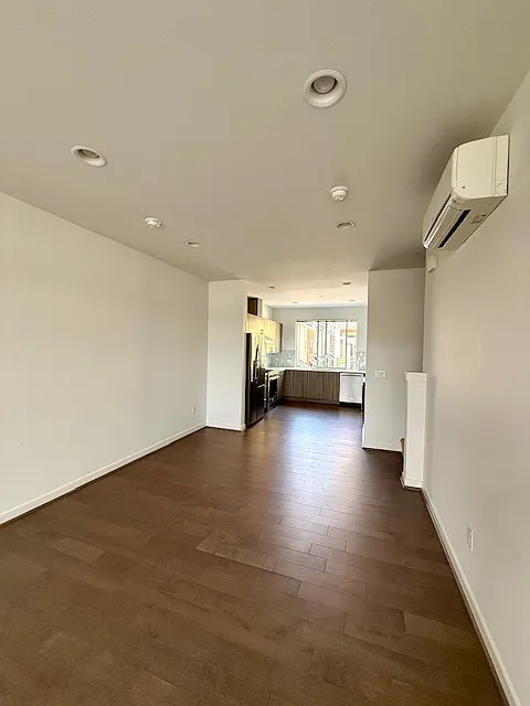 3 bed, 3.5 bath, 2014 sqft, $4,295 — Photo 4