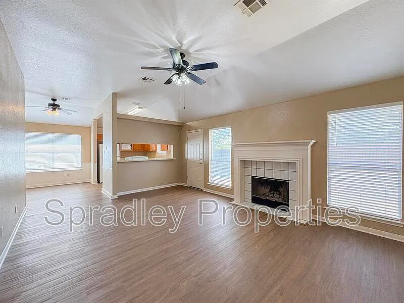 3 bed, 2.0 bath, 1337 sqft, $1,575 — Photo 2