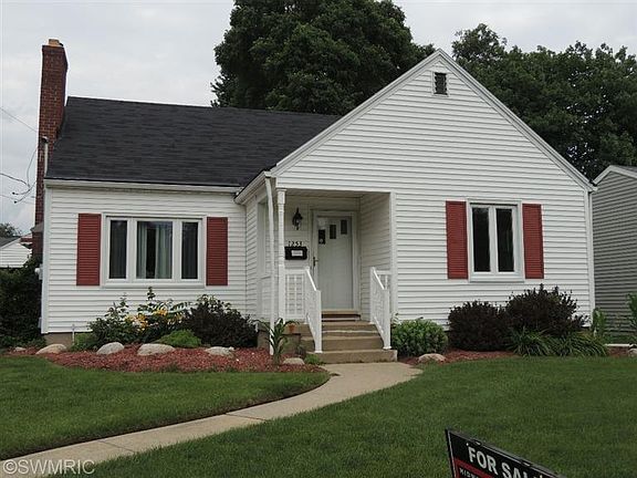 2nd image of 1253 Oaklawn St NE