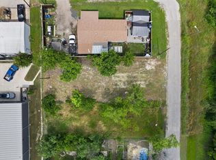 1004 W 1st St, Taylor, TX 76574