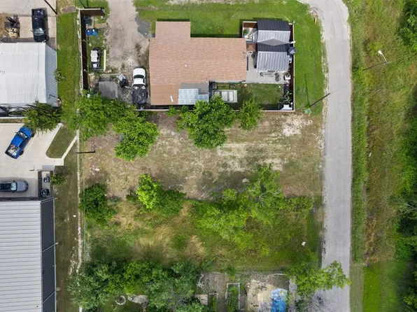 1004 W 1st St, Taylor, TX 76574