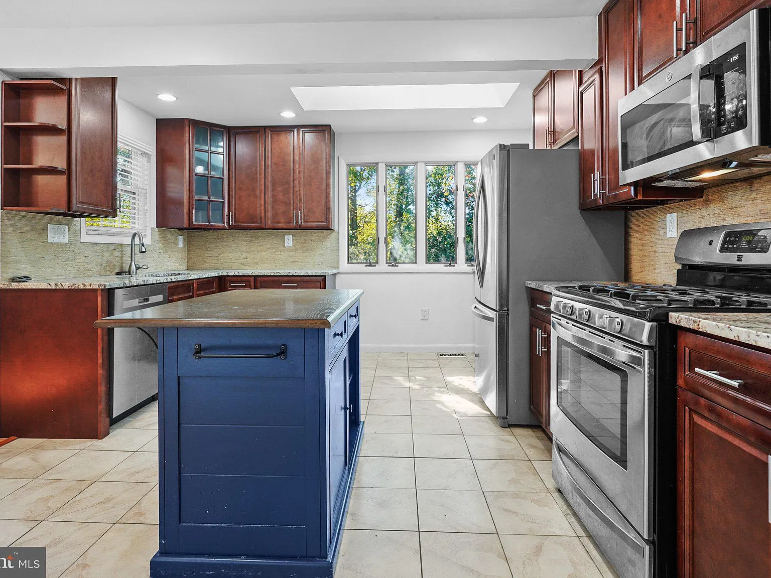 4 bed, 2.0 bath, 2200 sqft, $3,600 — Photo 4