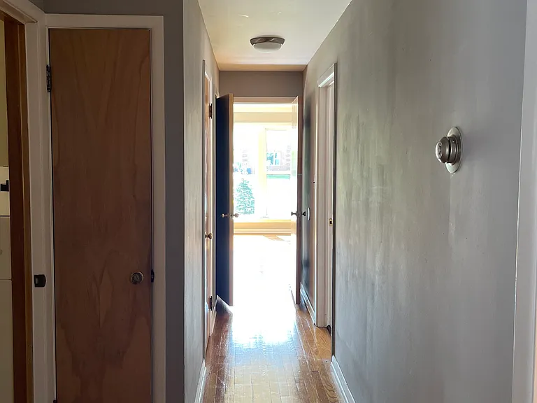 Hallroom to bedrooms