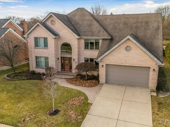 162 Greenfield Dr, Bloomingdale, IL 60108