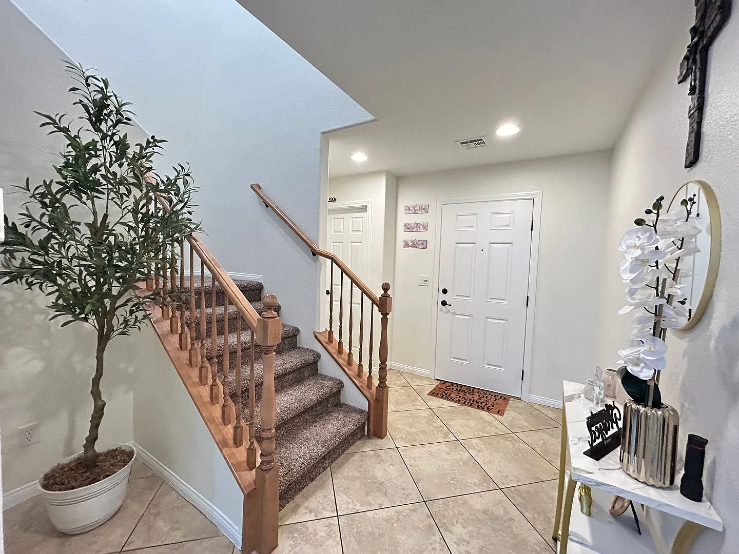 Fully Furnished 4 Bedroom 2.5 Home! — Photo 2