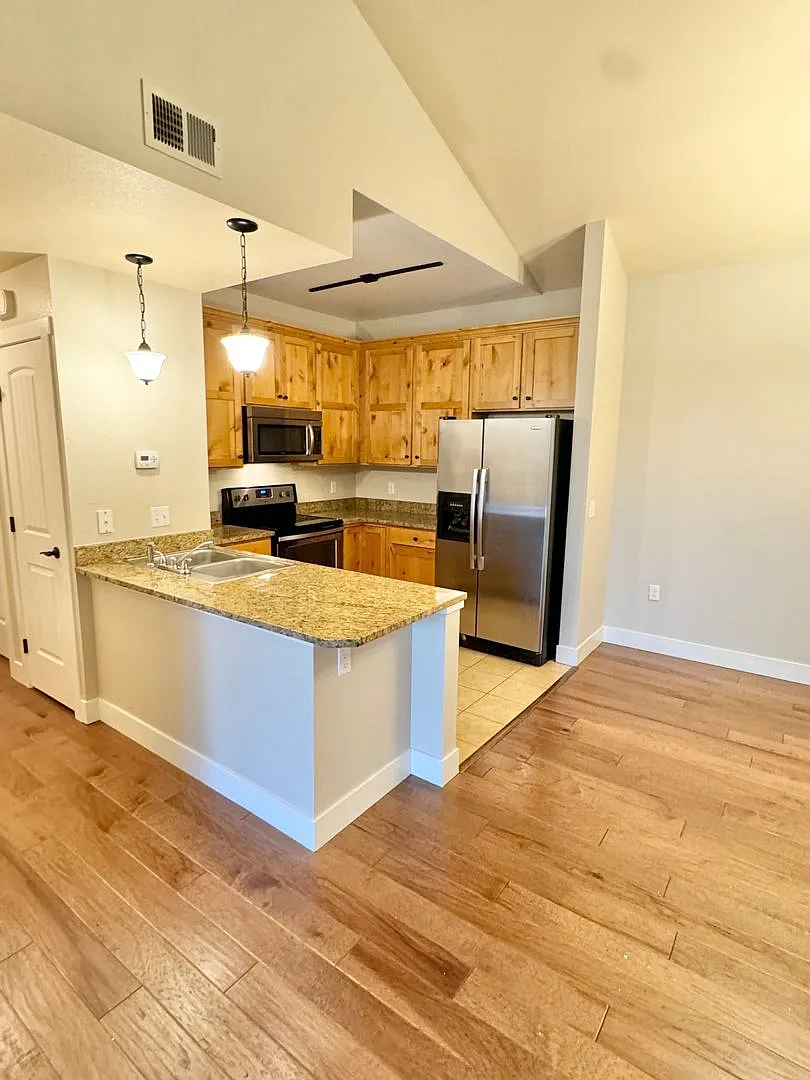 2 bed, 986 sqft, $1,650 — Photo 4