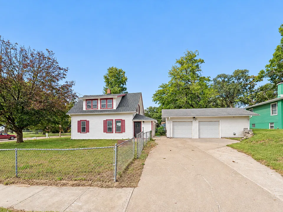 902 W 24th Ave