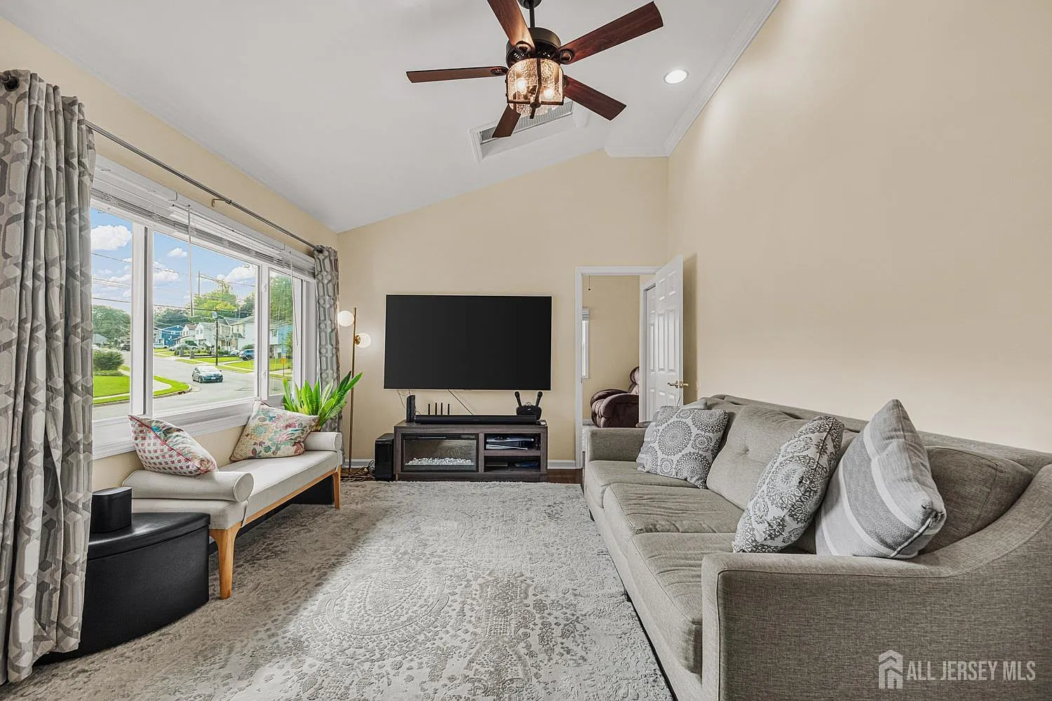 3 bed, 3.0 bath, $3,950 — Photo 4