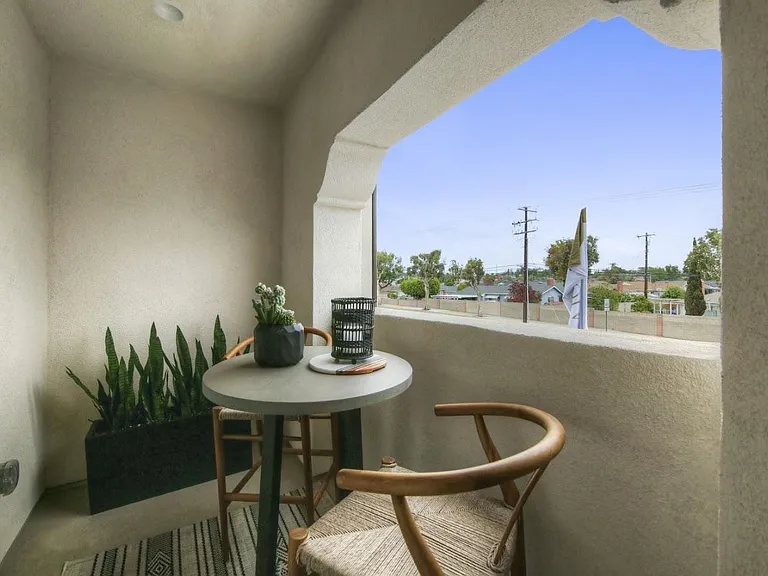 12911 Calabria Dr — Photo 2
