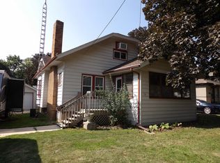 721 W Chestnut St, Freeport, IL 61032