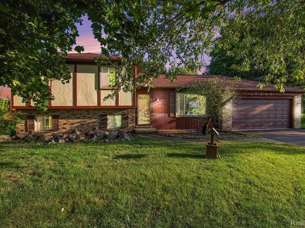 1236 Bay Rdg, Highland, MI 48356