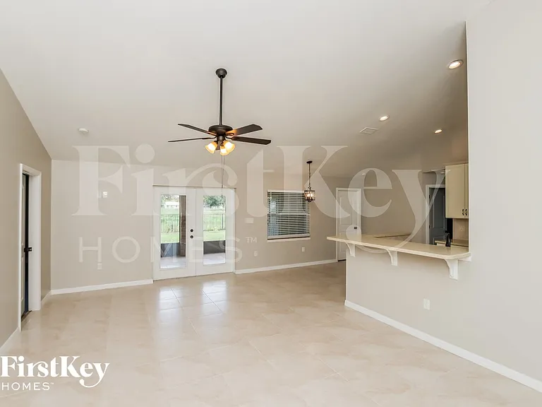 1932 Gloria Cir NE — Photo 5