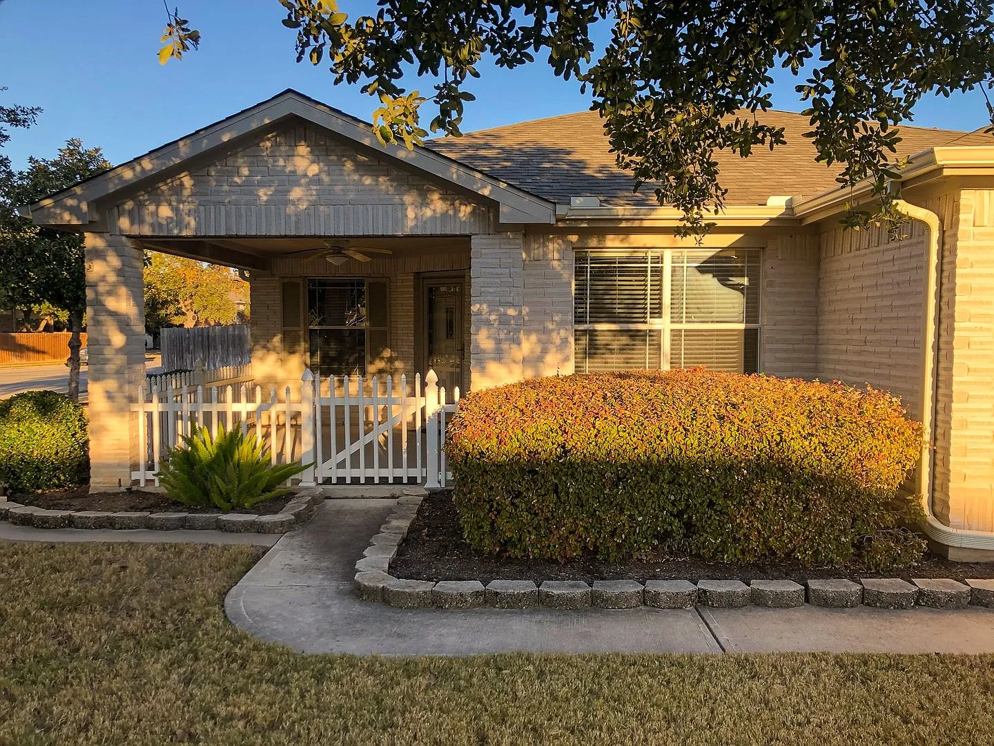 Great home in Blockhouse - Available Now! — Photo 2