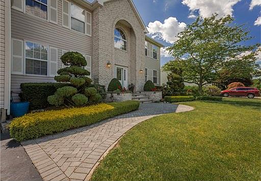2nd image of 17 Oak Hill Dr