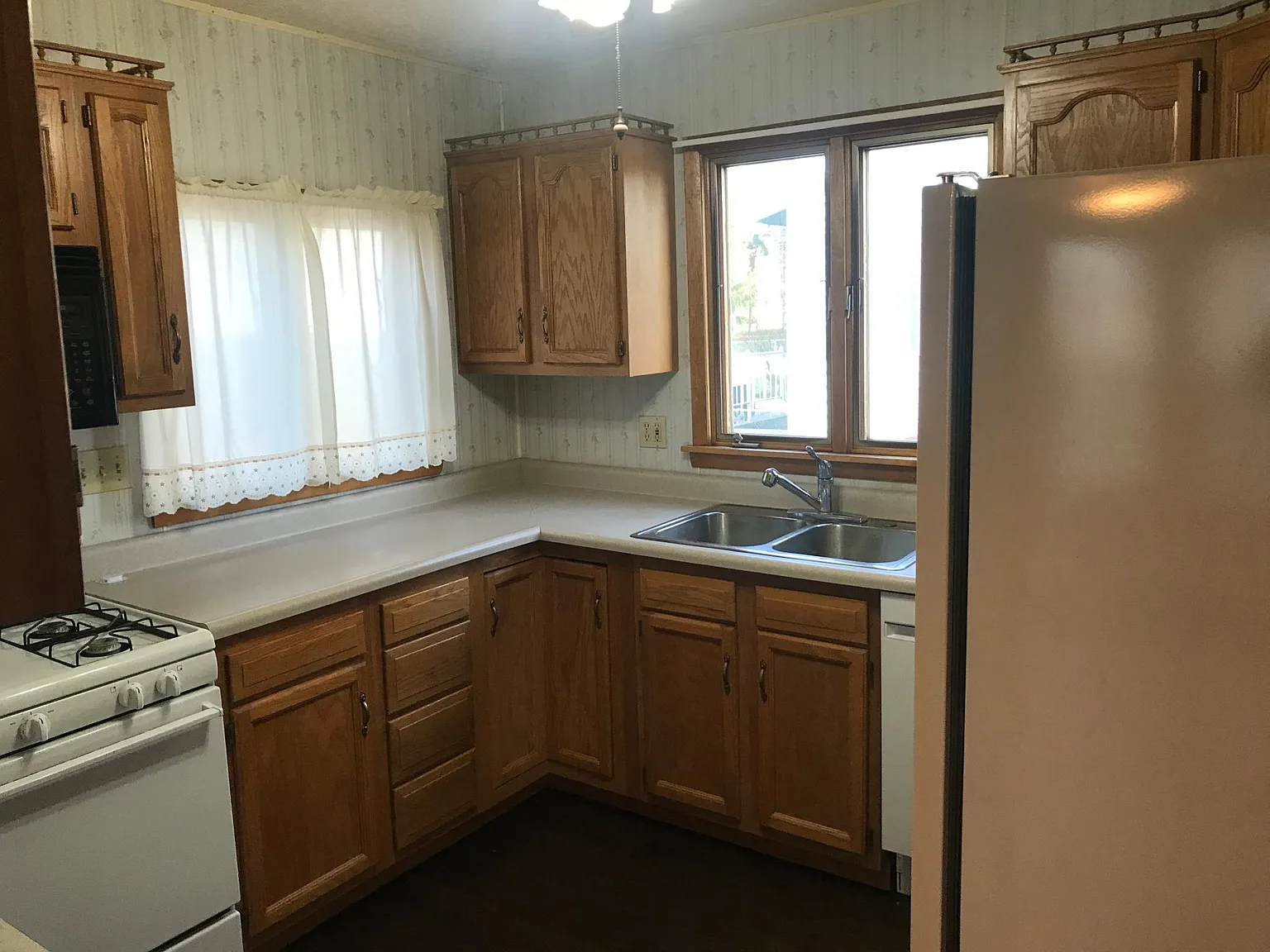 2 bed, 1.5 bath, 1150 sqft, $1,300 — Photo 2