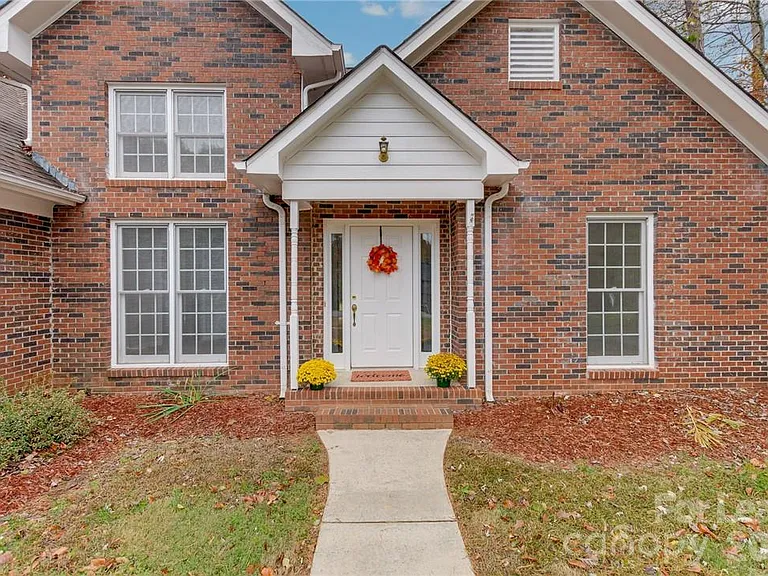136 Trollingwood Ln — Photo 7