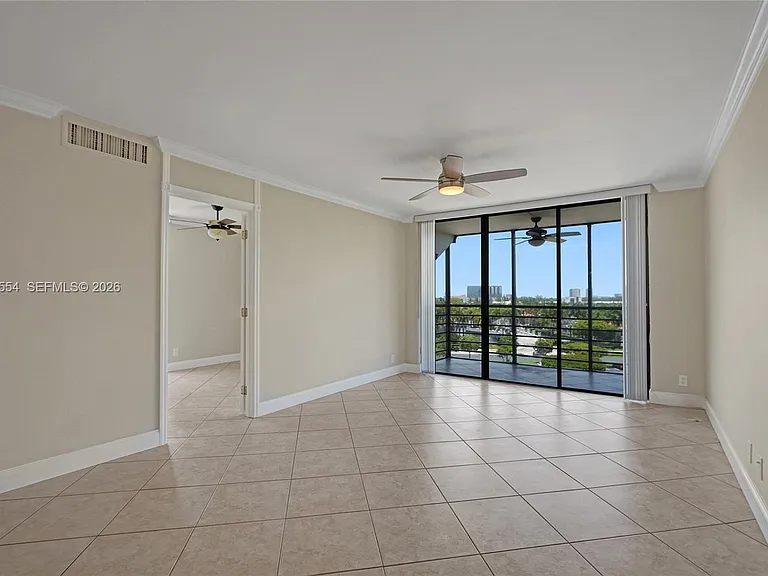 20400 W Country Club Dr #812 — Photo 9