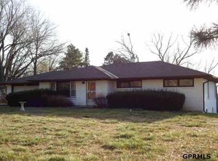 7055 Country Club Rd, Omaha, NE 68152